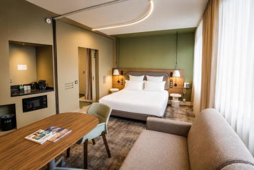 room detail thumbnail 1