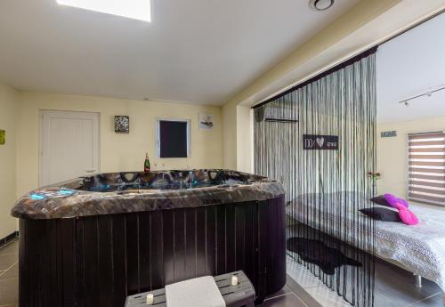 Gîte Avec Spa Privatif Et Piscine (Gite Avec Spa Privatif Et Piscine) in Pont-de-l'Isere