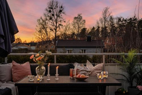 ระเบียง/ชานเรือน, Elegant villa med relaxavdelning nära Stockholm (Elegant villa med relaxavdelning nara Stockholm) in สโปงงา