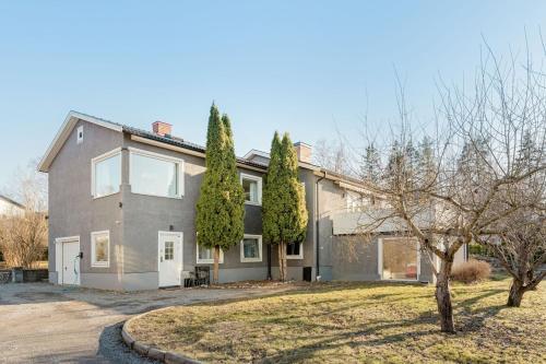Elegant villa med relaxavdelning nära Stockholm (Elegant villa med relaxavdelning nara Stockholm) in สโปงงา