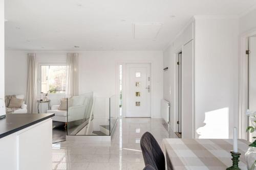 Elegant villa med relaxavdelning nära Stockholm (Elegant villa med relaxavdelning nara Stockholm) in สโปงงา