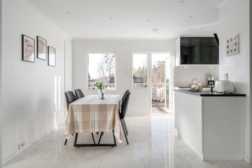 Elegant villa med relaxavdelning nära Stockholm (Elegant villa med relaxavdelning nara Stockholm) in สโปงงา