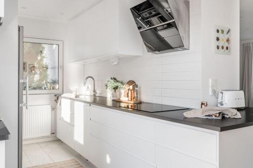 Elegant villa med relaxavdelning nära Stockholm (Elegant villa med relaxavdelning nara Stockholm) in สโปงงา