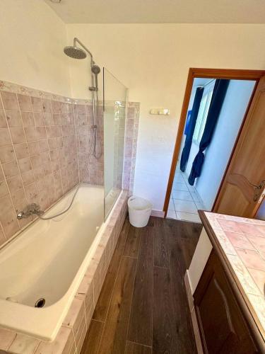 Villa provencale, piscine, jacuzzi & parking in Roquebrune-sur-Argens