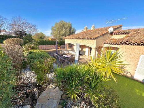 Villa provencale, piscine, jacuzzi & parking in Roquebrune-sur-Argens