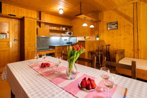 2 bedrooms, 6 beds