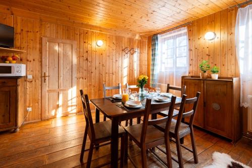 2 bedrooms, 5 beds
