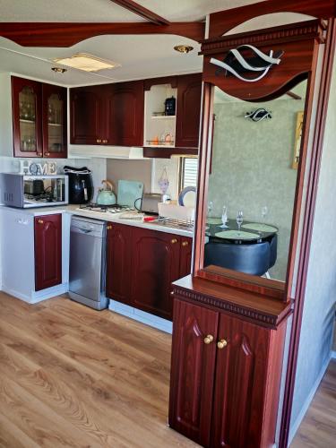 кухня, 65 Wester Bonnyton with Stunning Sea Views in Макдафф