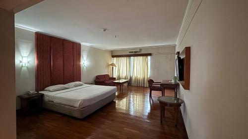 room detail thumbnail 1