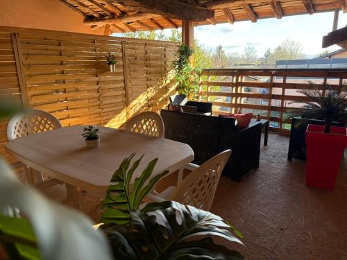 Appart'Hôtel Bugey (Appart'Hotel Bugey) in Sainte-Julie