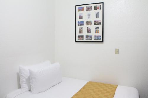 Deluxe Room with One Full Bed and Shared Bathroom image 10