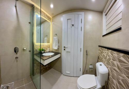 Tropical Suite - 2 Bedroom Apt by Lux Haven Stays - image 2
