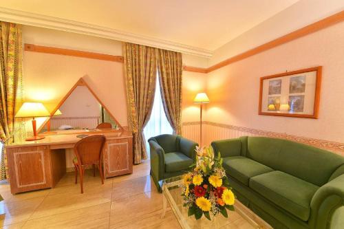 room detail thumbnail 1