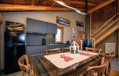 Viesnīcas āriene, Historic Chalet At 1600M With Mountains Views in Verrayes