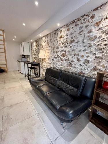 BRULEE - BRAND NEW - 2 room duplex WIFI, AC, central
