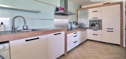 Duplex 120m ,50m terrasse proche centre et mer in La Lironde