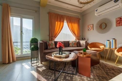 PRESIDENTIAL 3BEDROOMS COTTAGE - Murree Mountains View - image 10