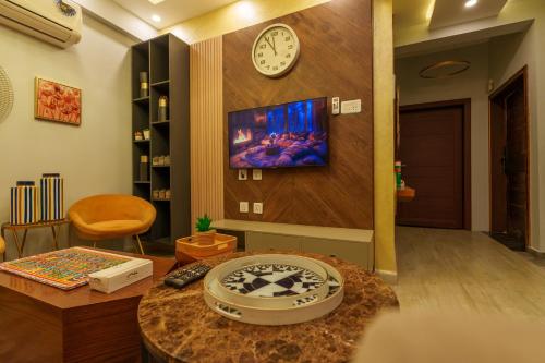 PRESIDENTIAL 3BEDROOMS COTTAGE - Murree Mountains View - image 9