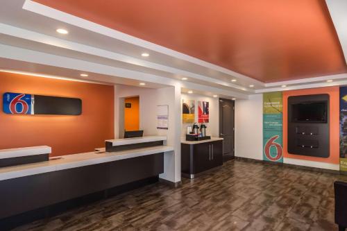 zonă comună salon/TV, Motel 6 Oroville, CA in Oroville (CA)