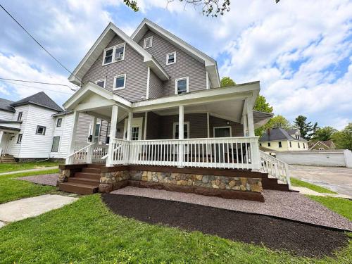 The Grandstands Apt 2 - All Star Baseball Rentals - image 9