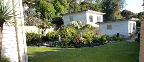Unterkunft von außen, Oneroa Secret Garden Apartments in Waiheke Island