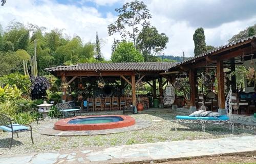 Peldbaseins, 1920 Casa Campestre in Buenavista (Quindio)