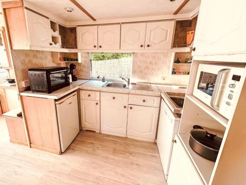 Konyha, Apartment Mobilheim mit privatem Premium-Jacuzzi by Interhome in Tourville-Sur-Arques