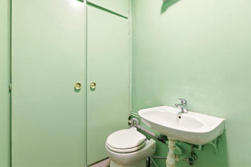 Modern Paris 2BR Apartment-Central Stay with Netflix - image 10