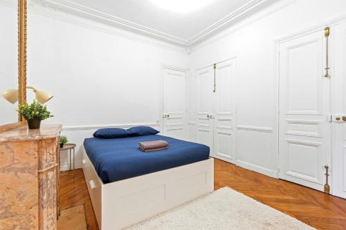 Modern Paris 2BR Apartment-Central Stay with Netflix - image 9