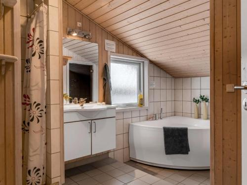Bathroom, Holiday Home Galin - 210m to the fjord by Interhome in Egense