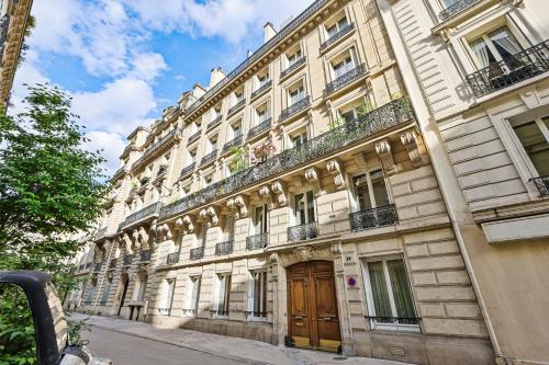 Modern Paris 2BR Apartment-Central Stay with Netflix - image 11