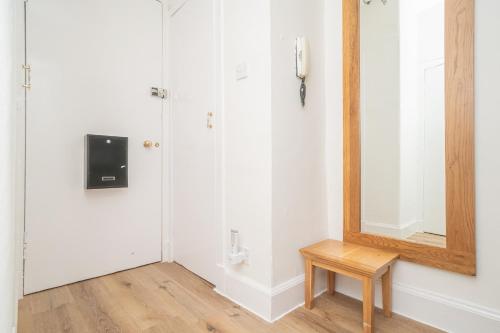 Cosy Flat in Historic Old Town - Pass the Keys - image 10