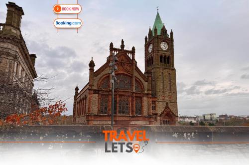 2 Bedroom City Centre Apartment By Travel Lets Short Term Rental Agency Derry With Free WiFi – khách sạn tại Foyle