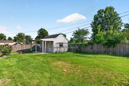 Modern Louisville home w private yard & home gym - image 4