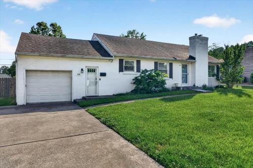 Modern Louisville home w private yard & home gym - image 13