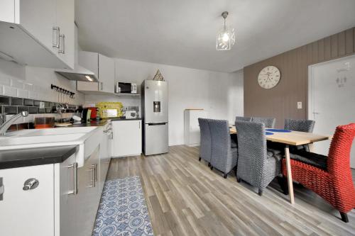 virtuve, Le Gîte du Héron - Bel appartement de 100 m² (Le Gite du Heron - Bel appartement de 100 m²) in Ecurie (Nord-Pas-de-Calais)