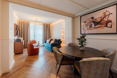1 king bed, 1 sofa bed