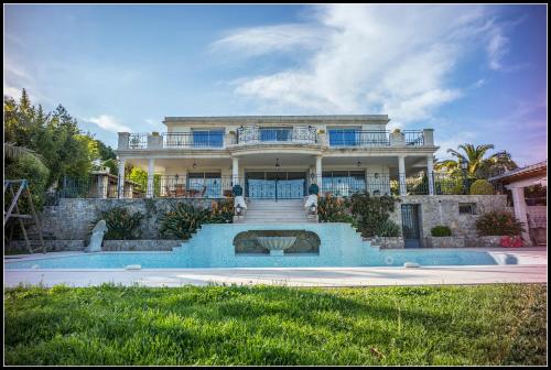 Fabulous architect Villa by the beach w/sea view!