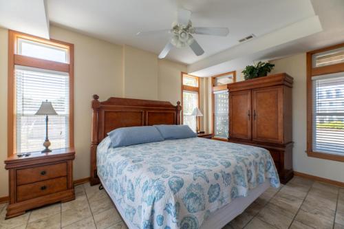 Summer Winds - Corolla Whalehead 300 Yds to Beach Elevator Pool Hot Tub Pets OK - image 4