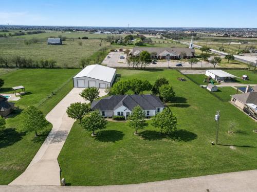 . Tranquil 1,5 Acre Retreat with Modern Comfort