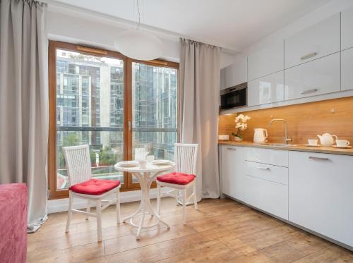 Golden Apartments Warsaw - Large & Stylish, Metro Nearby Grzybowska 85-5, Warsaw