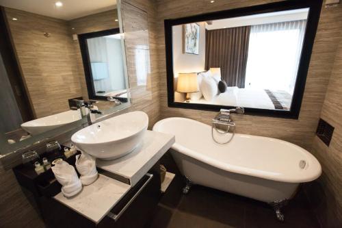 room detail thumbnail 2
