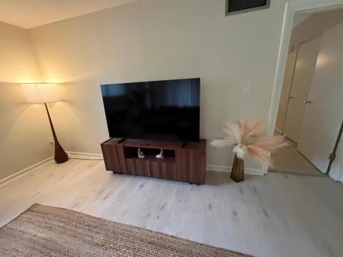 Mid Term Rental 2 Bedroom Retreat Steps to Lake Eola Thornton Park in Other
