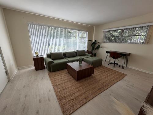 Mid Term Rental 2 Bedroom Retreat Steps to Lake Eola Thornton Park in Other