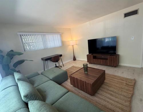 Mid Term Rental 2 Bedroom Retreat Steps to Lake Eola Thornton Park in Other
