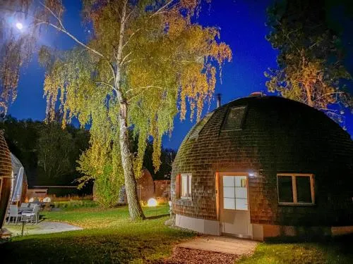 Kugelhaus Tamika - Sauna, Whirlpoolwanne und Kamin am Tollensesee in Penzlin, Deutschland