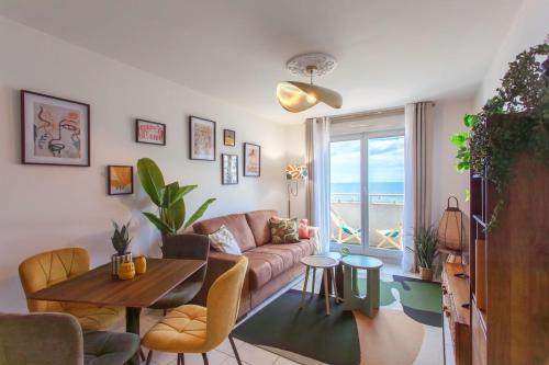 Modern 2-Bedroom Sea View, Air Conditioning, Balcony