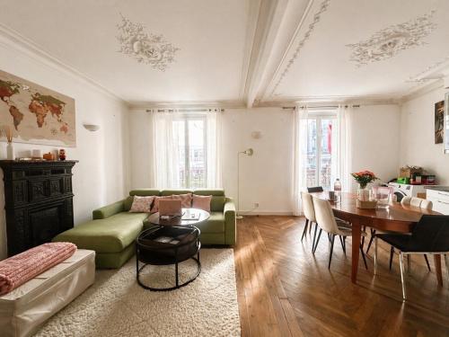 Comfort Parisian Room and Sofa Bed 1 min to Metro M4 & T3A Paris Chambre chez Habitant