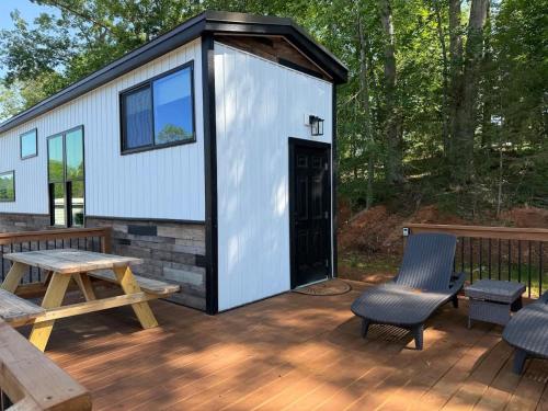 Busted Pallet - Delightful 2-bed Tiny Home in charming Anderson on Lake Hartwell