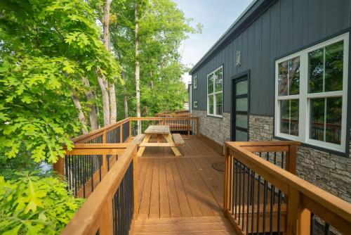 Greystone - Cozy 2-bedroom Tiny Home in soothing Anderson SC on Lake Hartwell